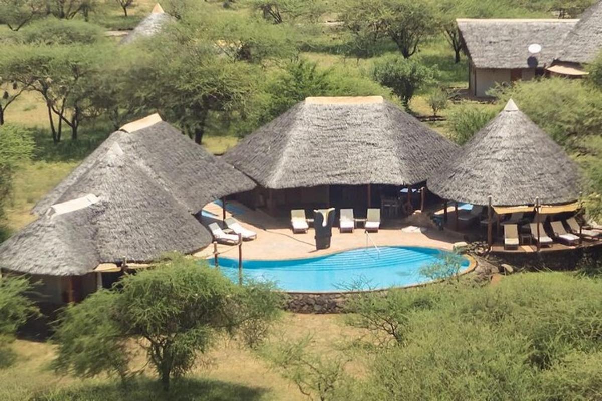 una vista aerea di un resort con piscina