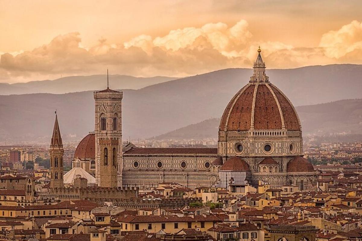 una vista di una città con una torre dell'orologio e degli edifici