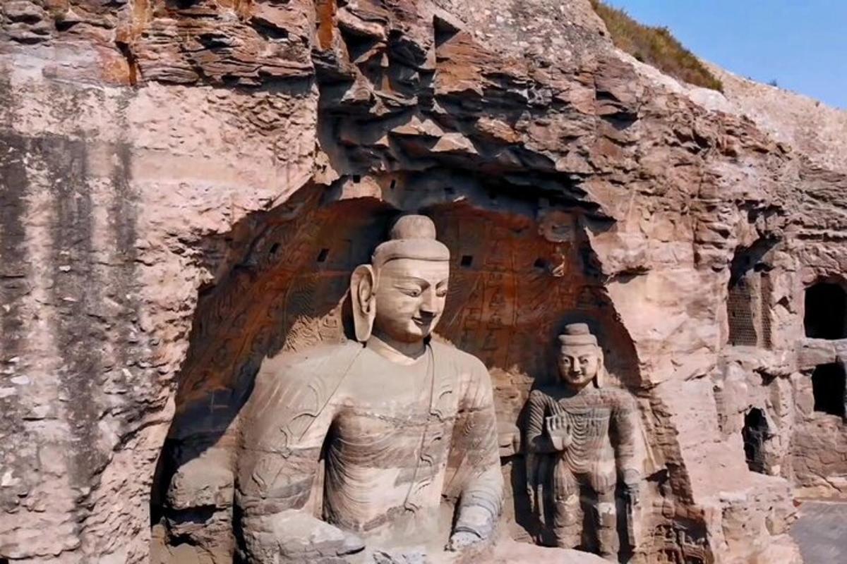 a statue of two people in front of a building