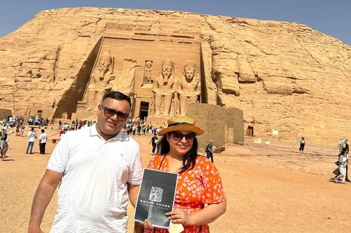Un hombre y una mujer de pie frente a Anaraoh.