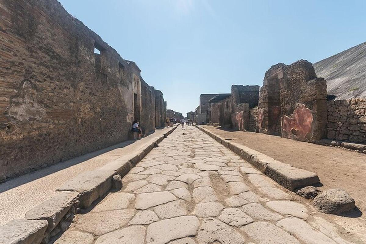 taş duvarın yanındaki Arnavut kaldırımlı sokak