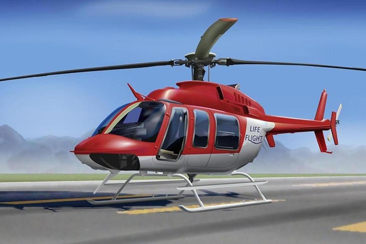 um helicóptero vermelho está estacionado em uma pista