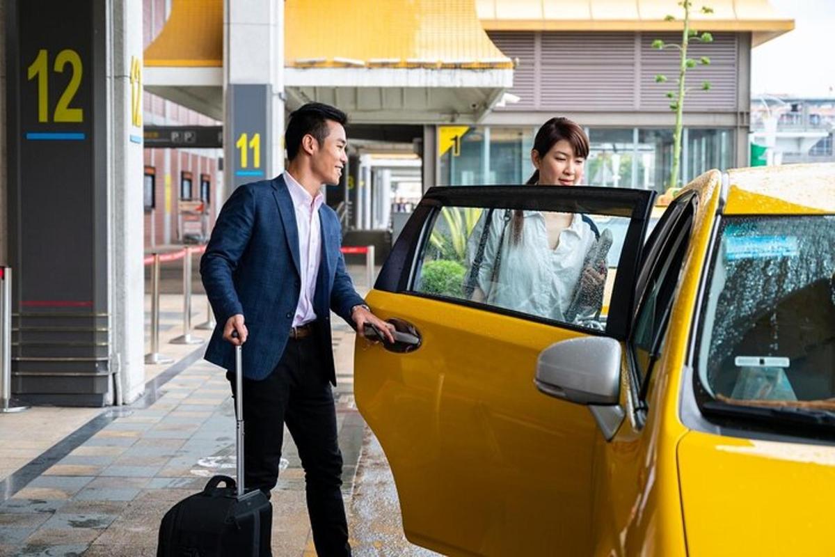 un uomo e una donna che scendono da un taxi