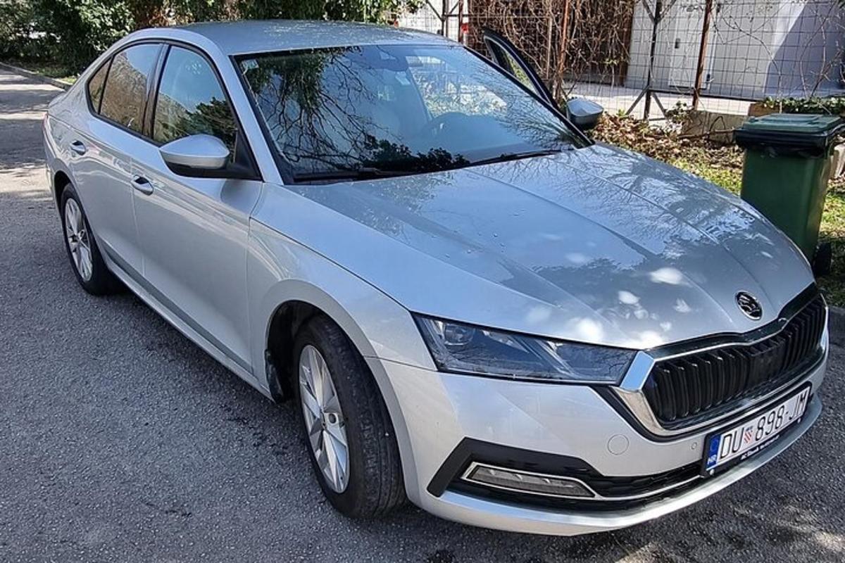 parkimiskella kõrvale pargitud hõbedane auto