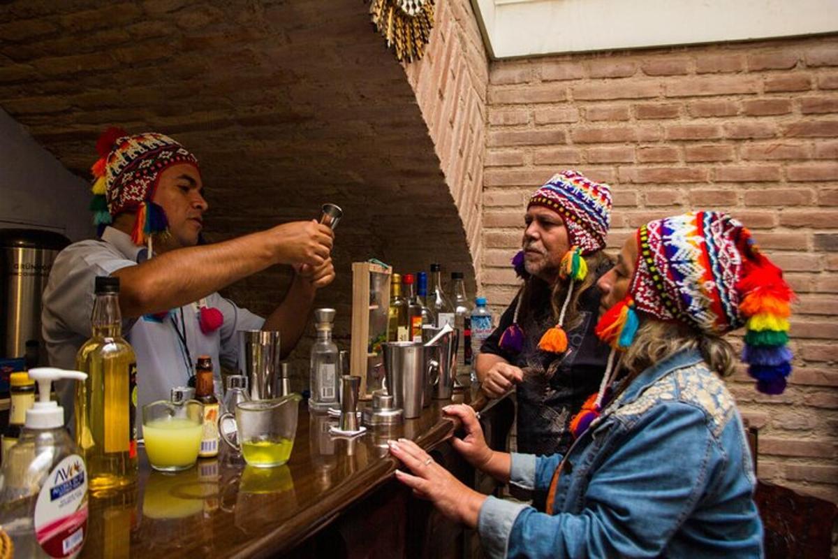 un gruppo di persone sedute al bar che preparano i drink