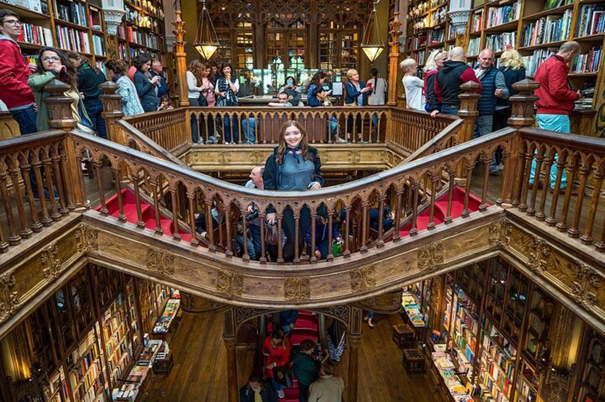 una donna è seduta in mezzo a una biblioteca