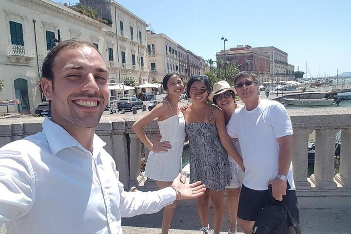Un grupo de personas posando para una foto en un puente.
