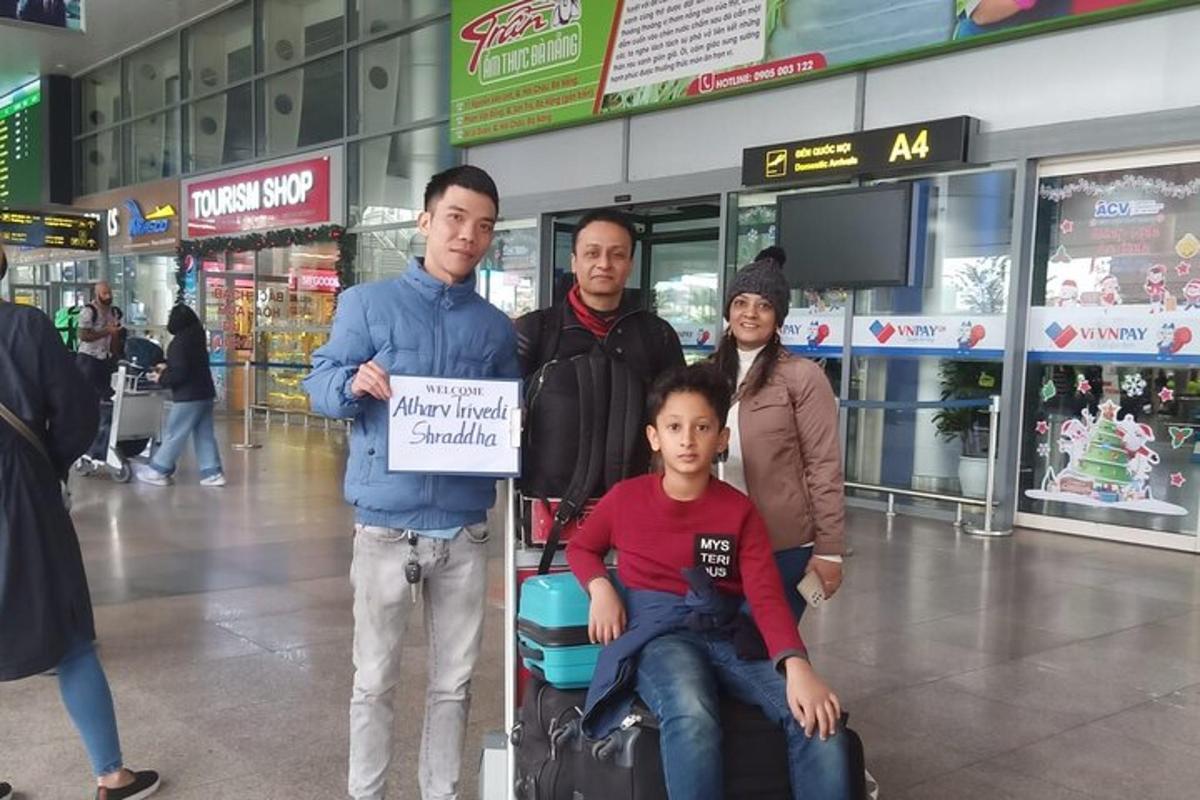 um grupo de pessoas posando para uma foto em um aeroporto