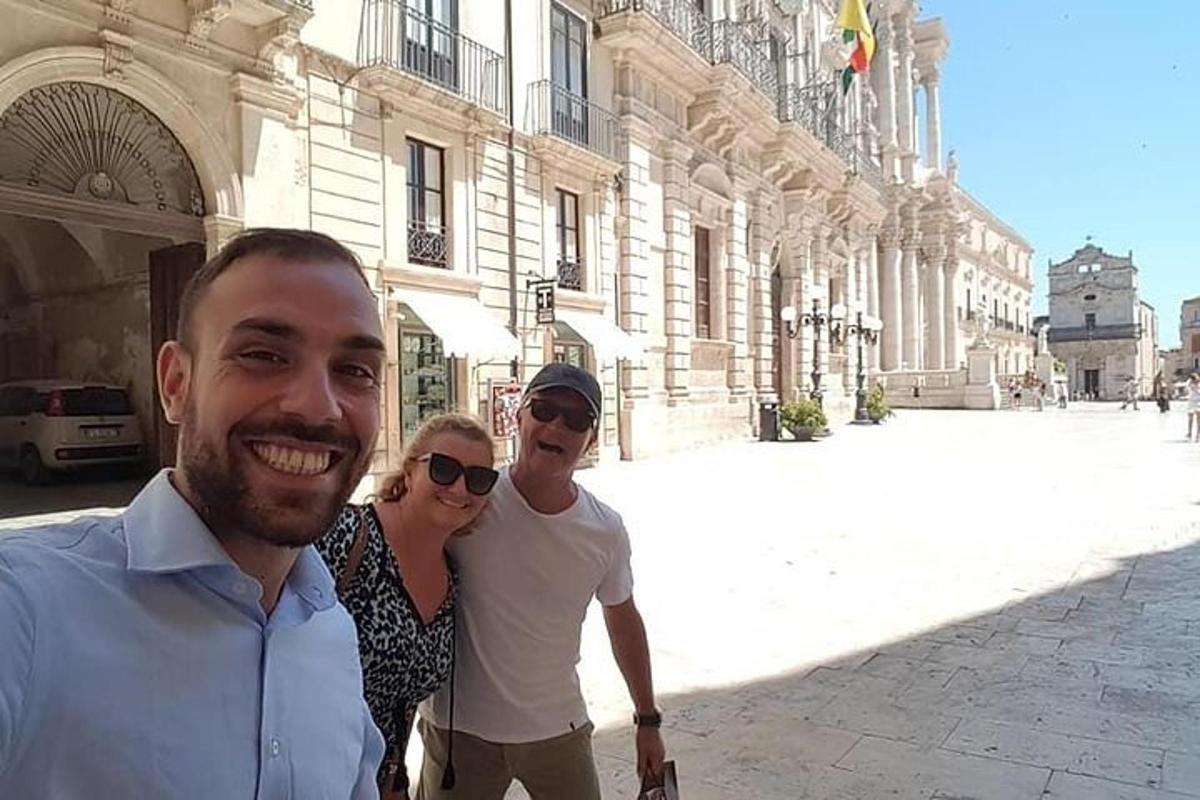 Un grupo de personas de pie frente a un edificio.