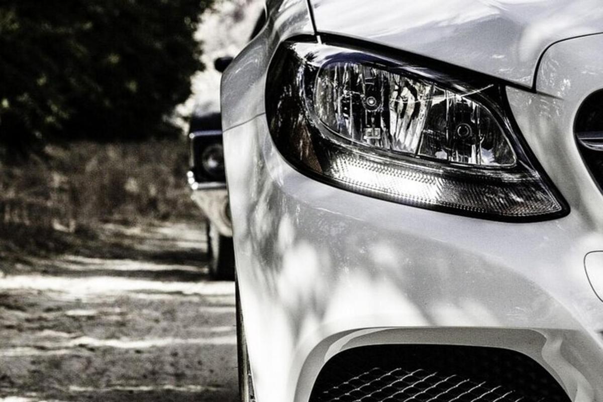 gambar dekat hujung hadapan kereta
