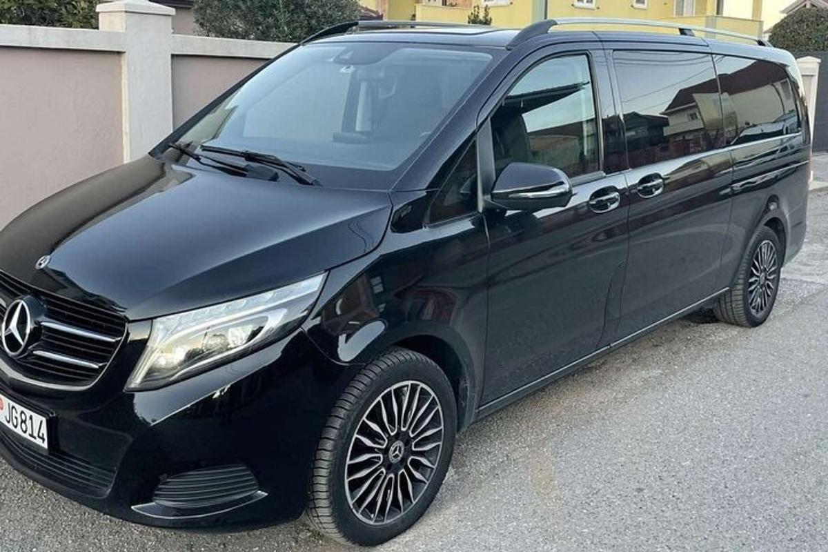 sebuah van hitam diletakkan di tempat letak kereta
