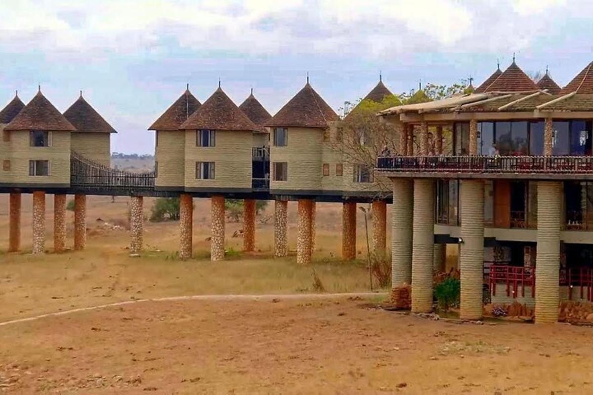 deretan rumah di atas tiang di padang pasir