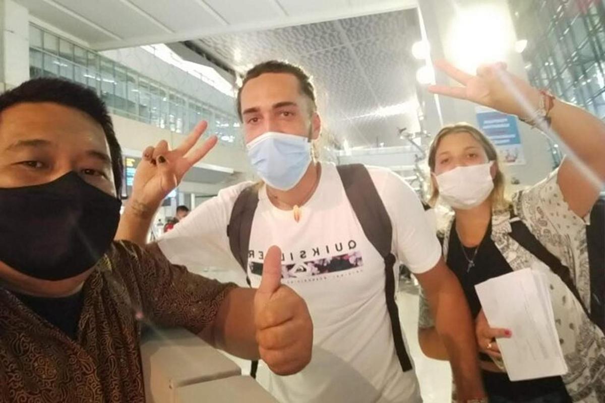 un home amb mascareta i fent el signe d'aprovació amb el polze