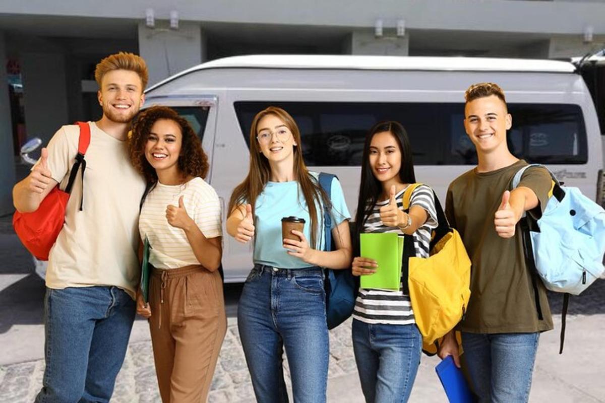 een groep mensen die voor een busje staan