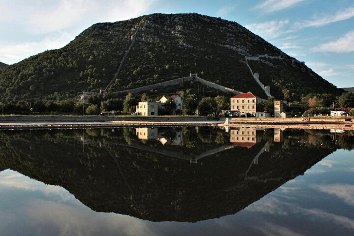 mägi, mille peegeldus on veekogus