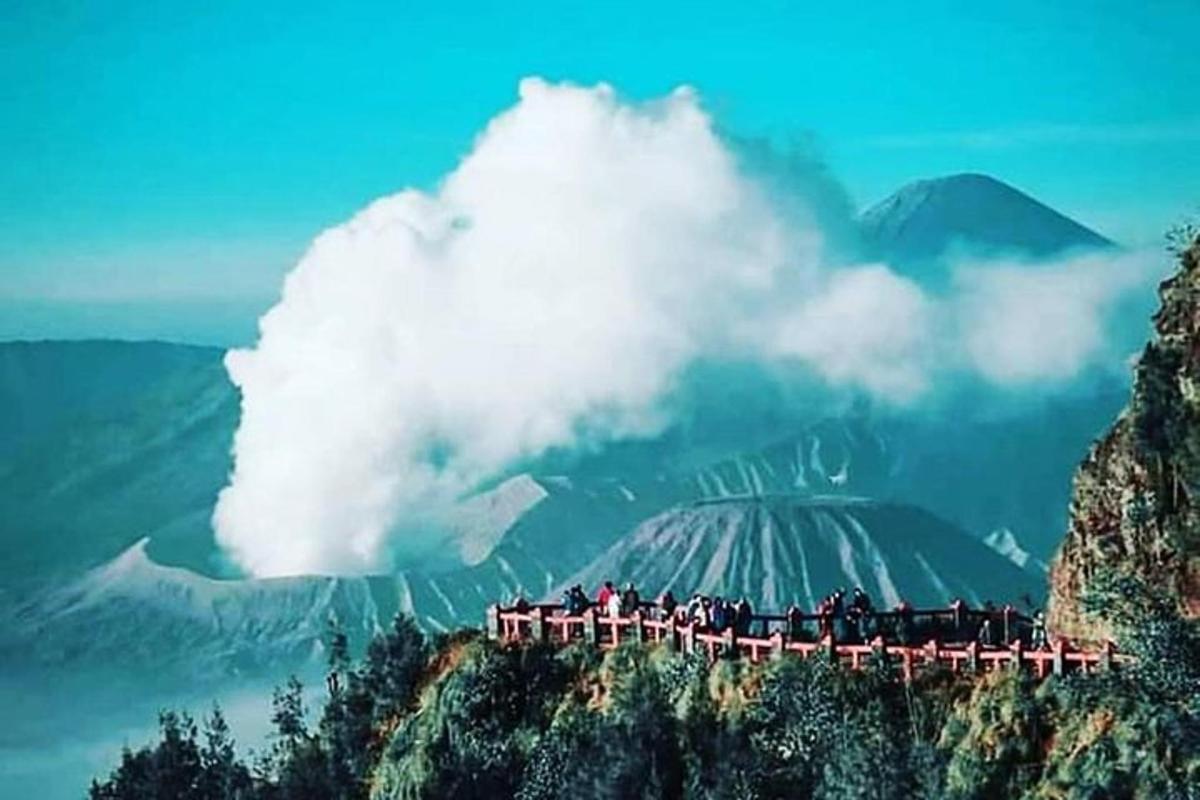 um grupo de pessoas em um trem em uma montanha