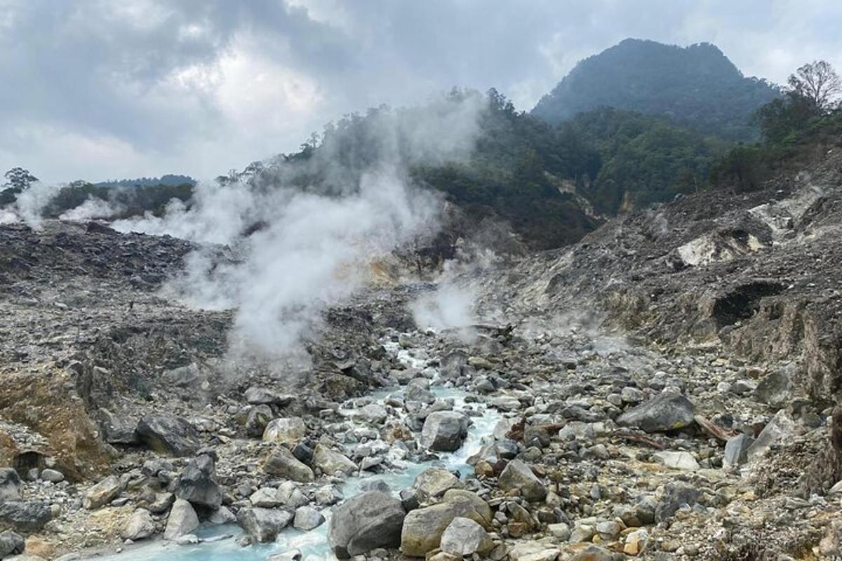 un mucchio di rocce accanto a un fiume su una montagna
