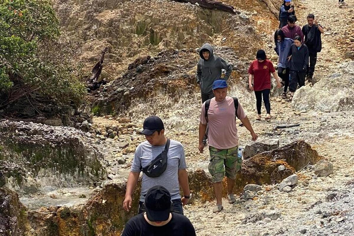 un gruppo di persone che camminano su un sentiero roccioso