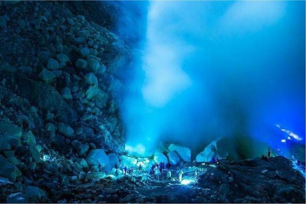 un gruppo di rocce con luci blu su di esse