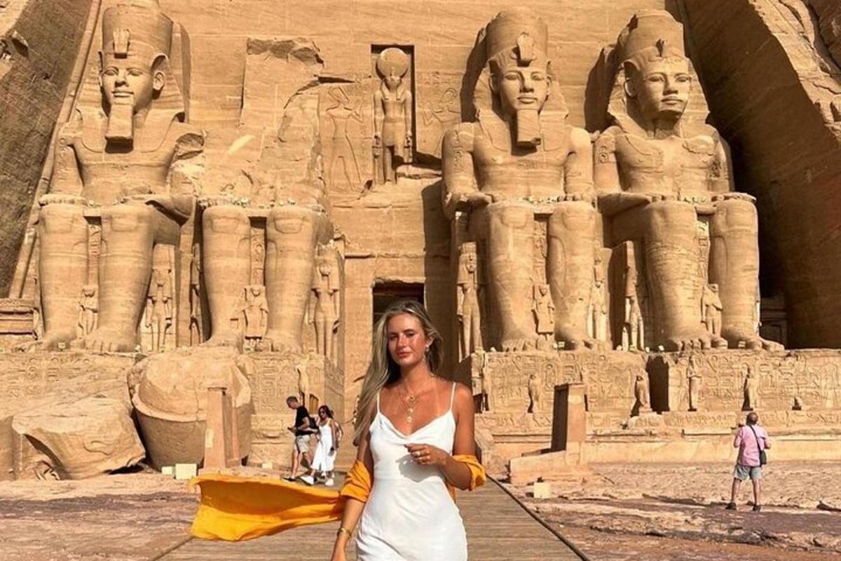 una dona amb un vestit blanc dempeus davant d'anaraoh