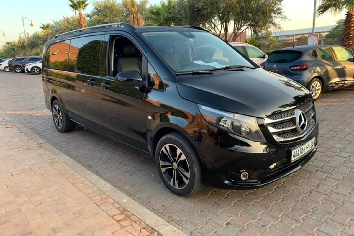 sebuah van hitam diletakkan di tempat letak kereta