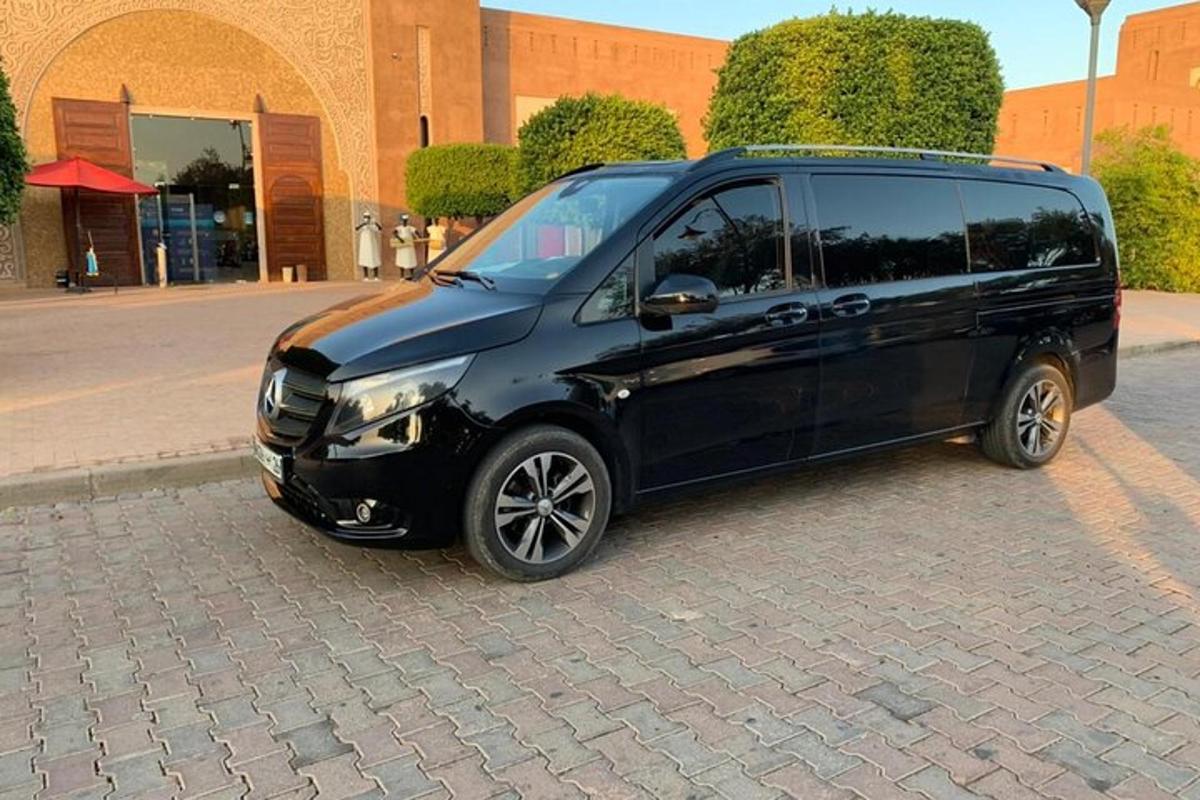 sebuah minivan hitam diletakkan di jalan bata