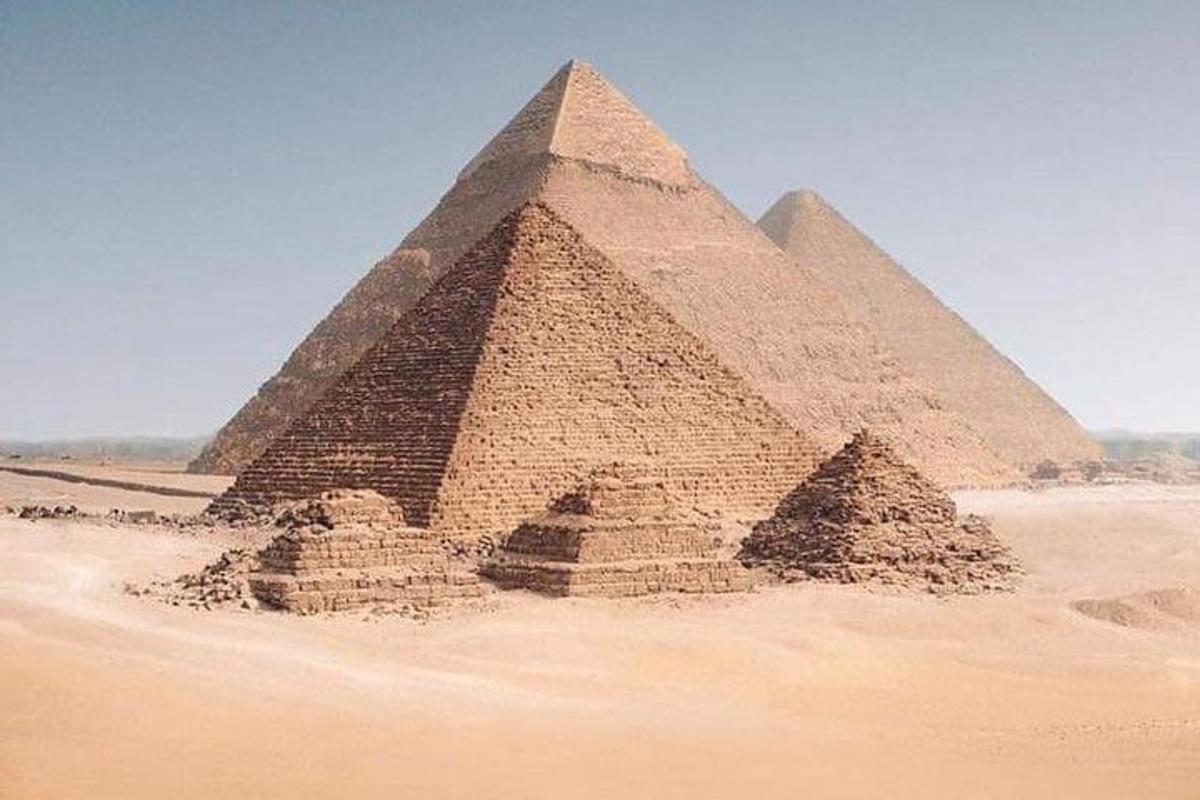 un grup de piramide în deșert