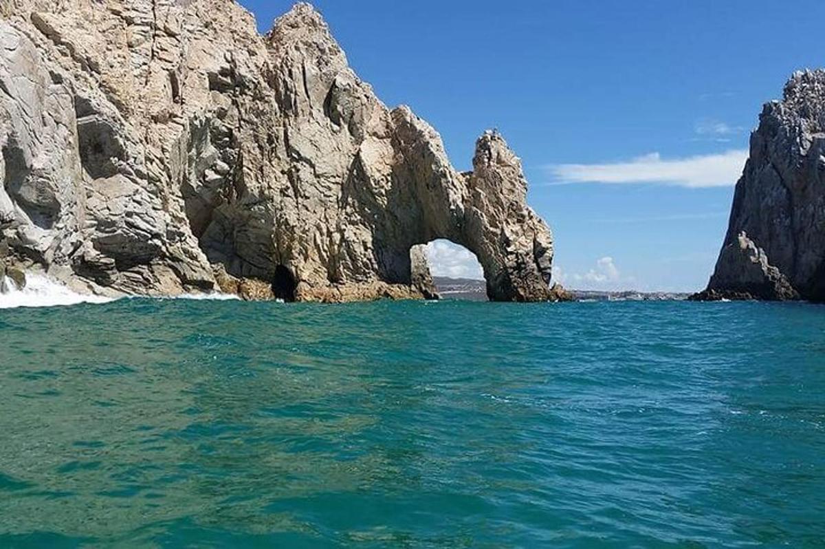 una massa d'aigua amb un arc a les roques