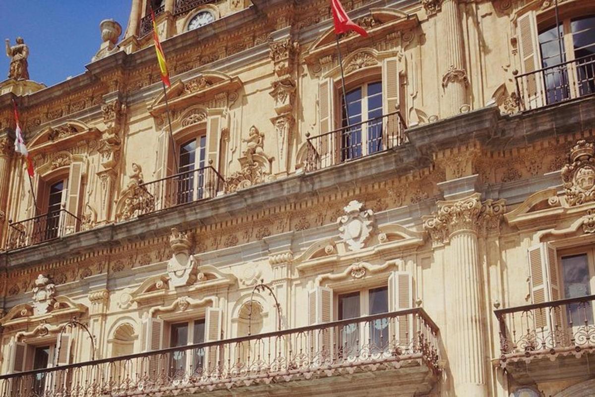 un edificio con due bandiere su un lato
