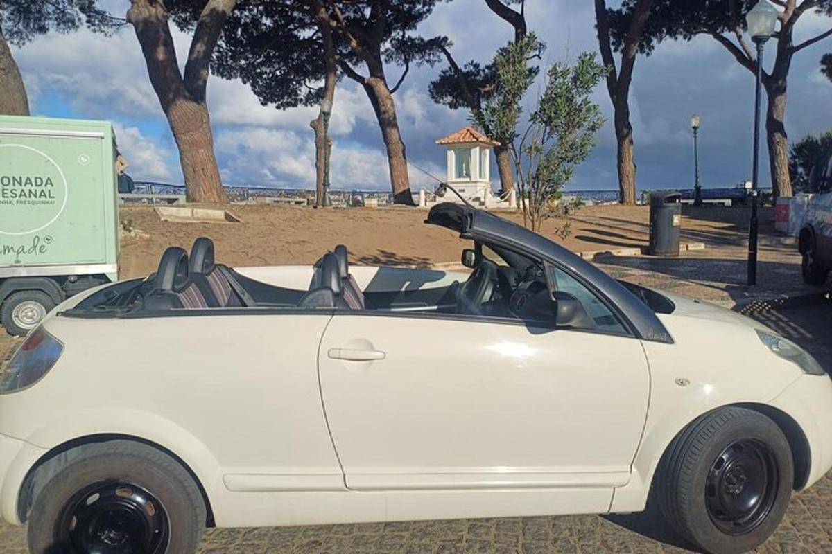 bílé auto zaparkované na parkovišti