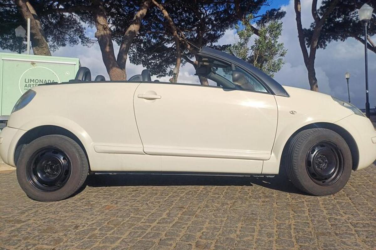 bílé auto zaparkované na parkovišti