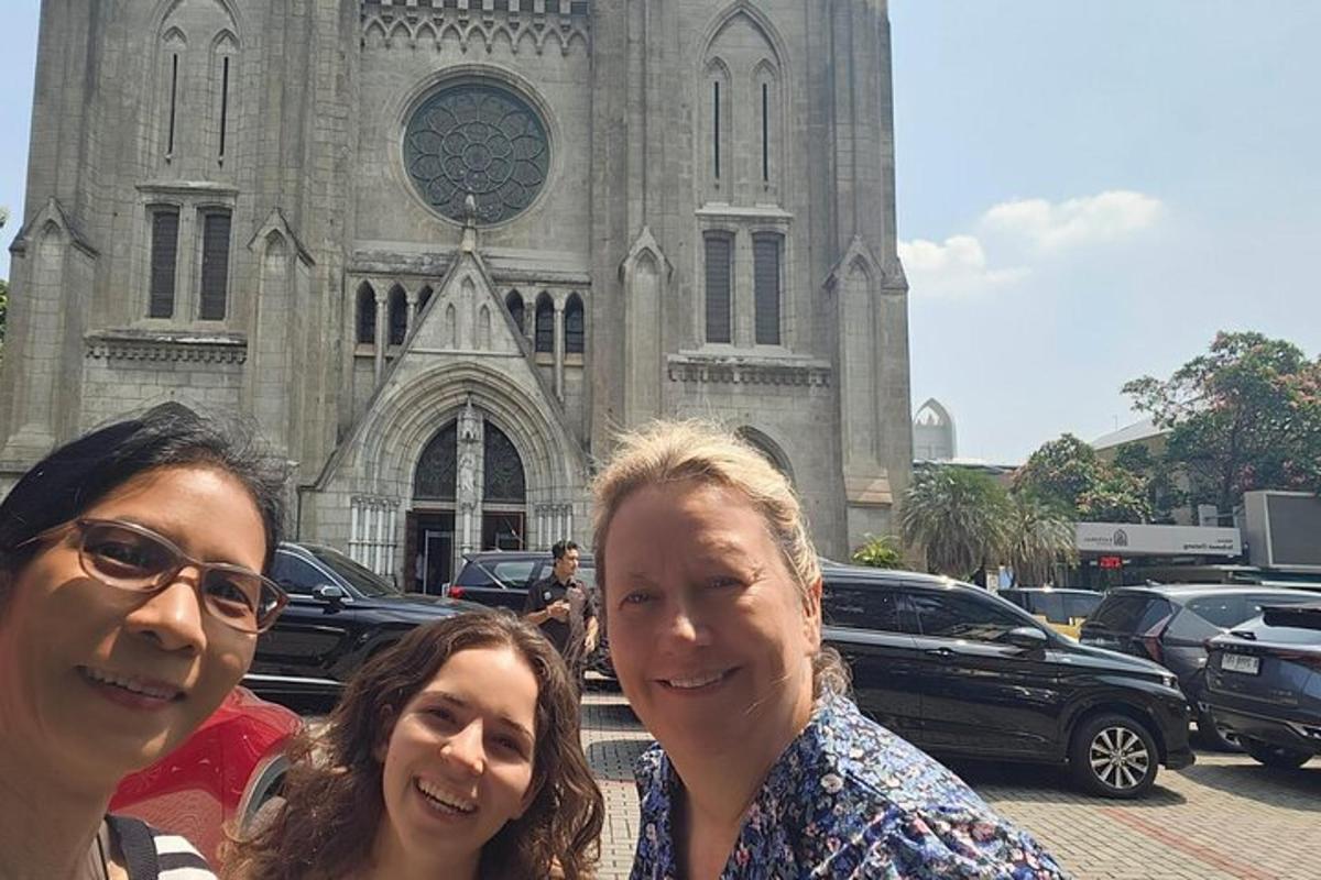 tre donne in piedi davanti a una chiesa
