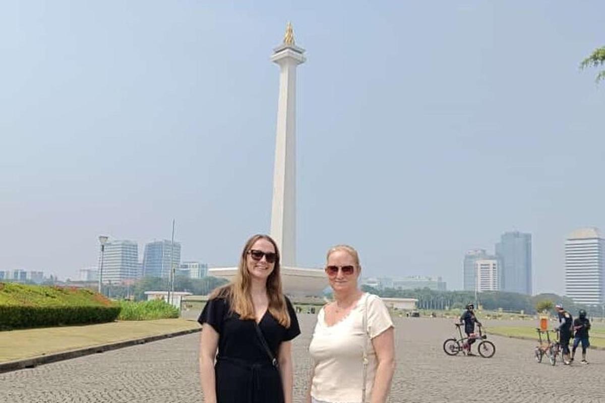 due donne in piedi davanti al monumento a Washington