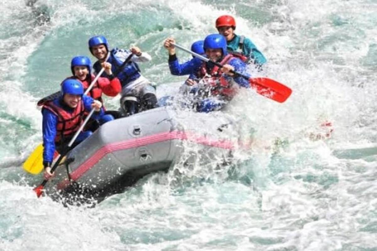 un gruppo di persone su una zattera in acqua