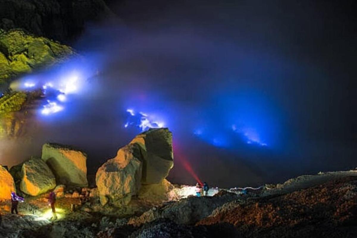 un gruppo di luci sulle rocce di notte
