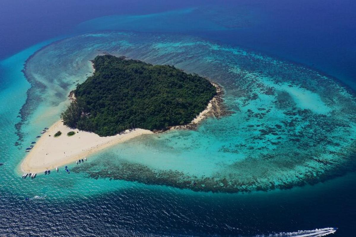 eine Insel im Ozean mit Menschen an einem Strand
