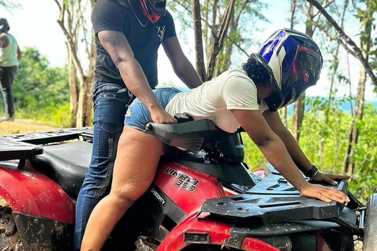 um homem e uma mulher em um quadriciclo