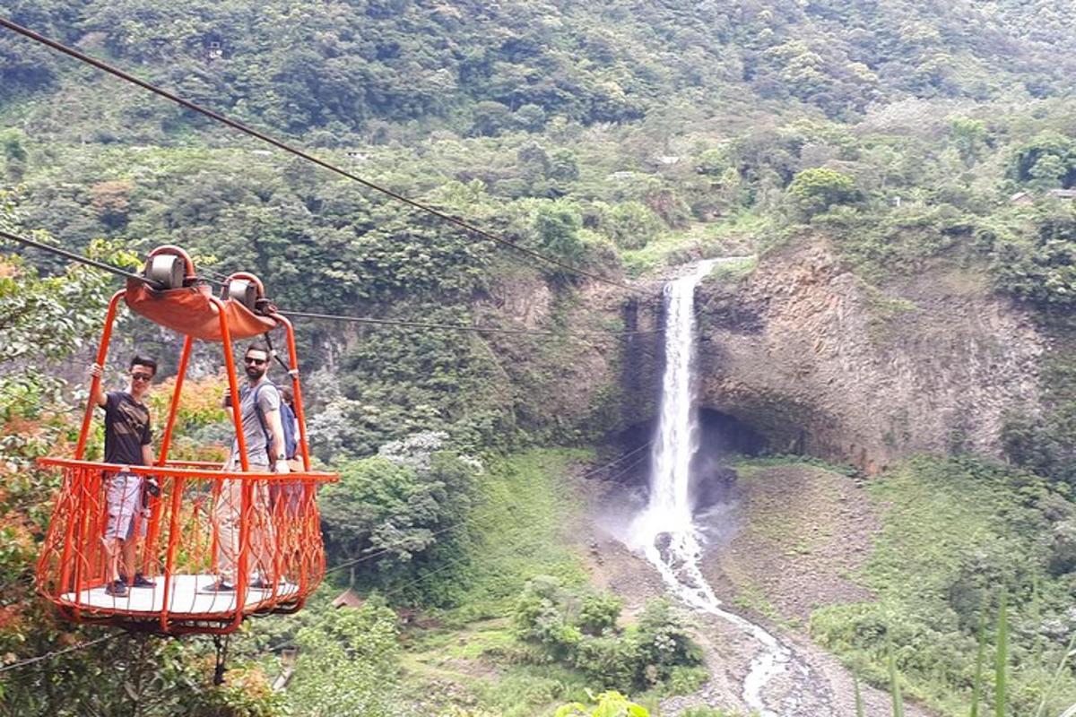 skupina lidí jedoucích na gondole přes vodopád