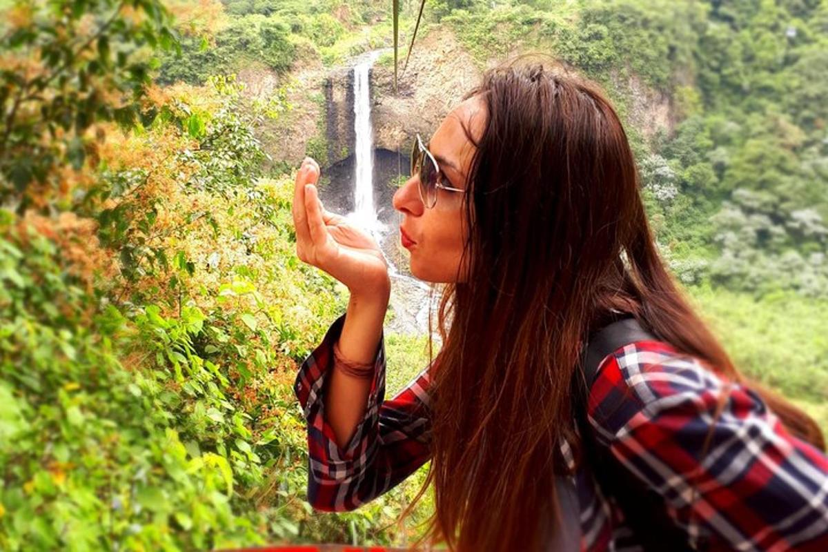 žena stojící před vodní fontánou