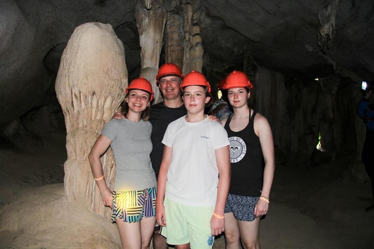 Un grupo de personas con cascos en una cueva.