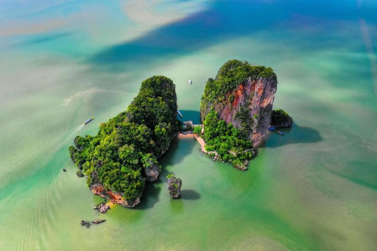una illa a l'oceà amb arbres a l'aigua