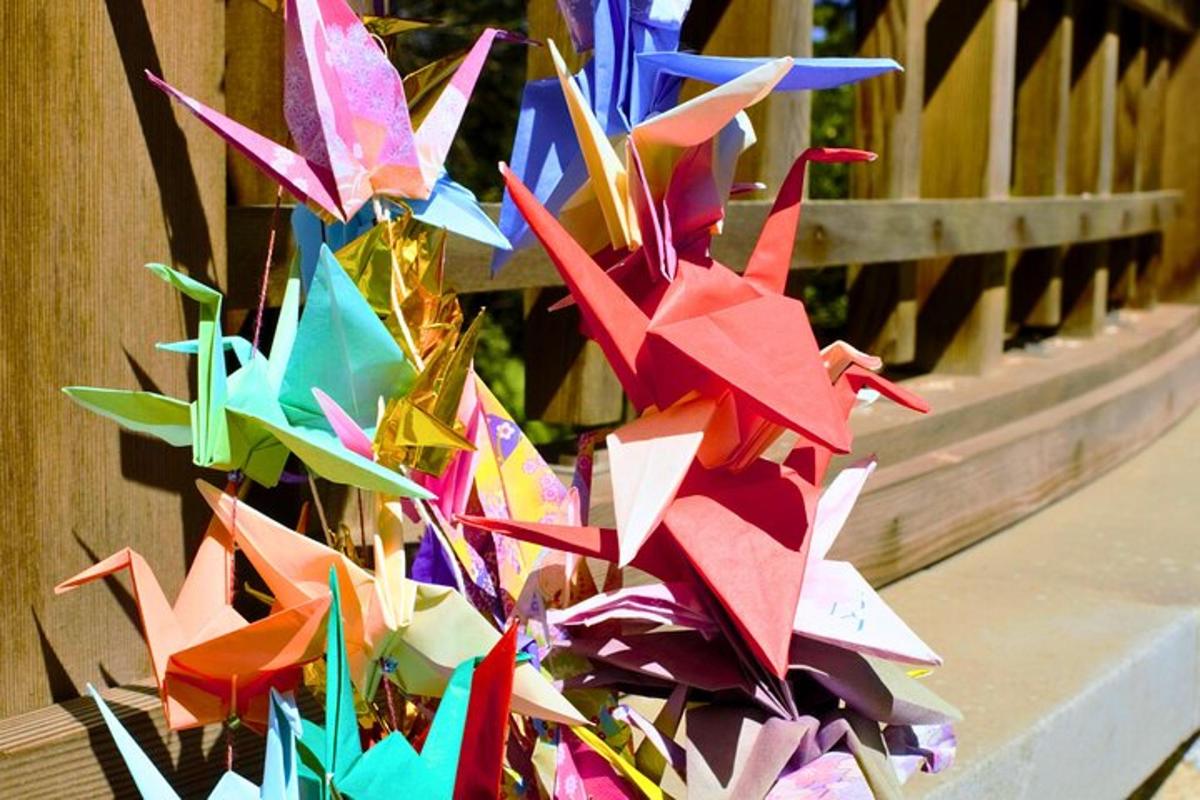 setumpuk burung origami duduk di pagar