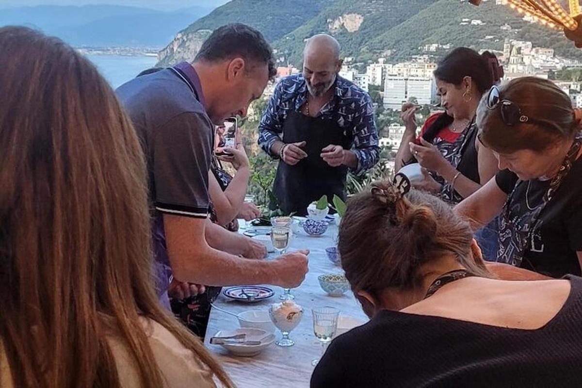 un grup de persones assegudes al voltant d'una taula amb menjar