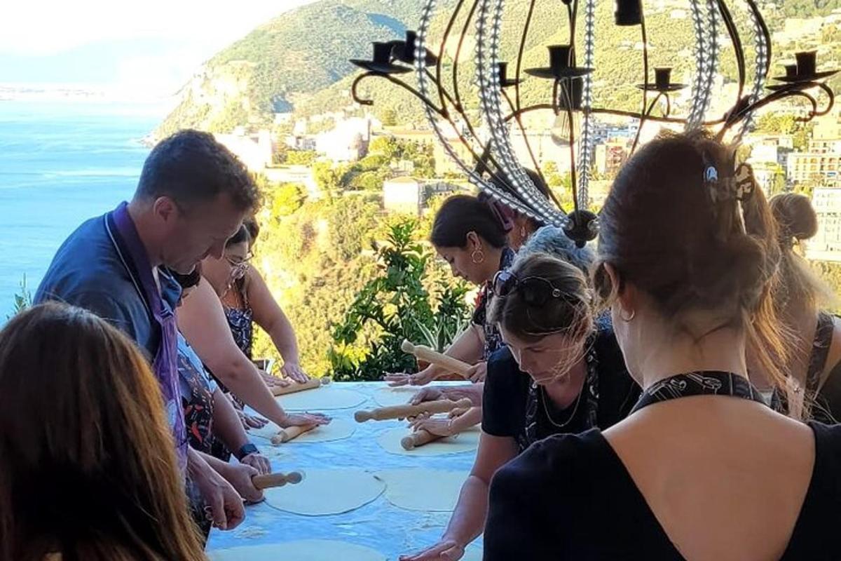 un grup de persones assegudes al voltant d'una taula