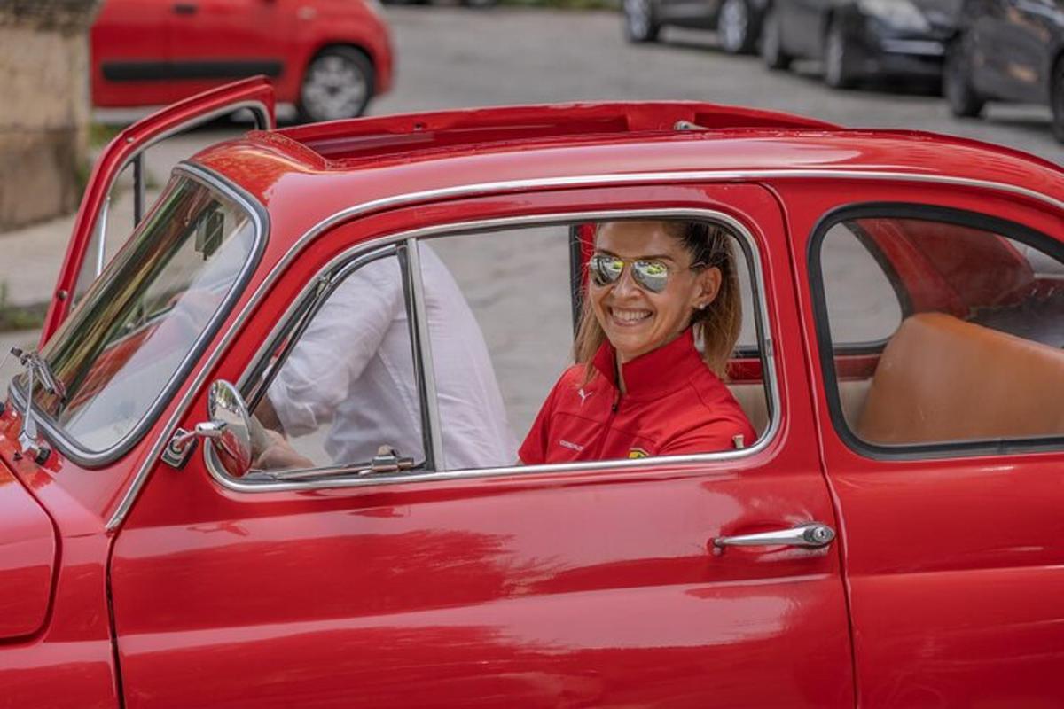 žena sedí v červeném autě