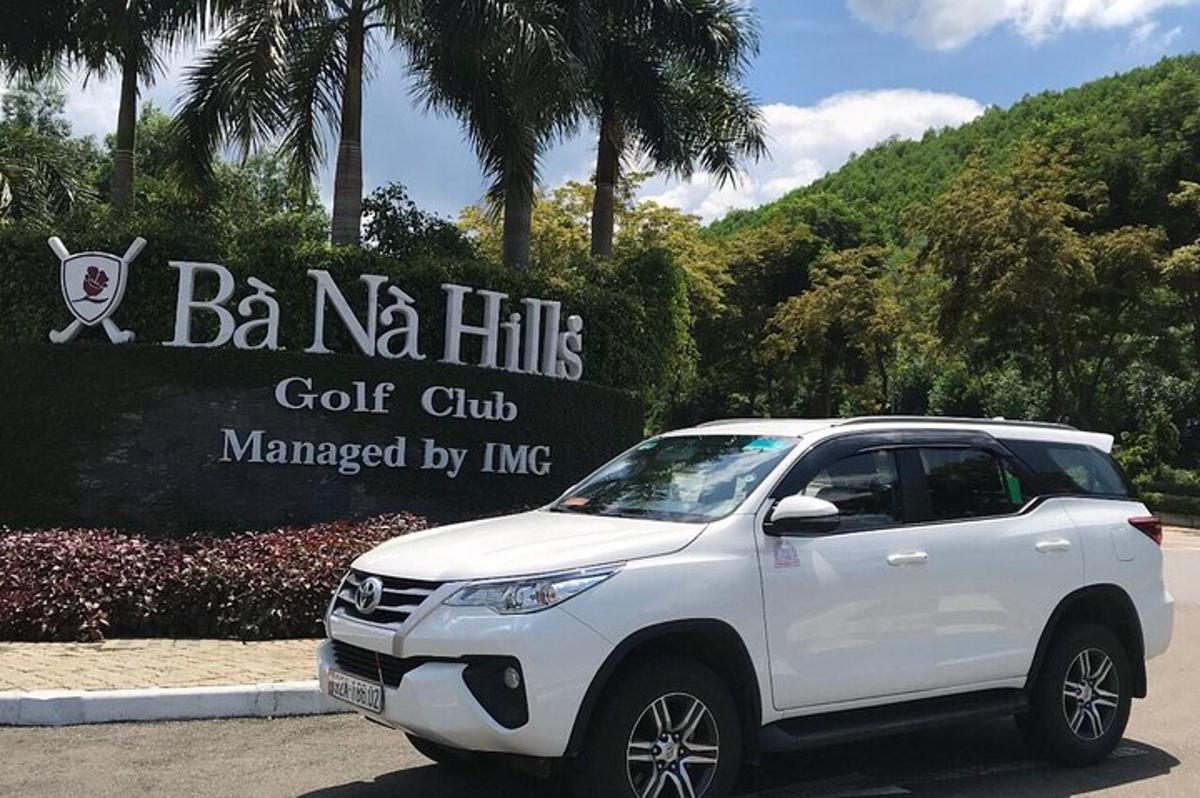 bílé SUV zaparkované před golfovým klubem