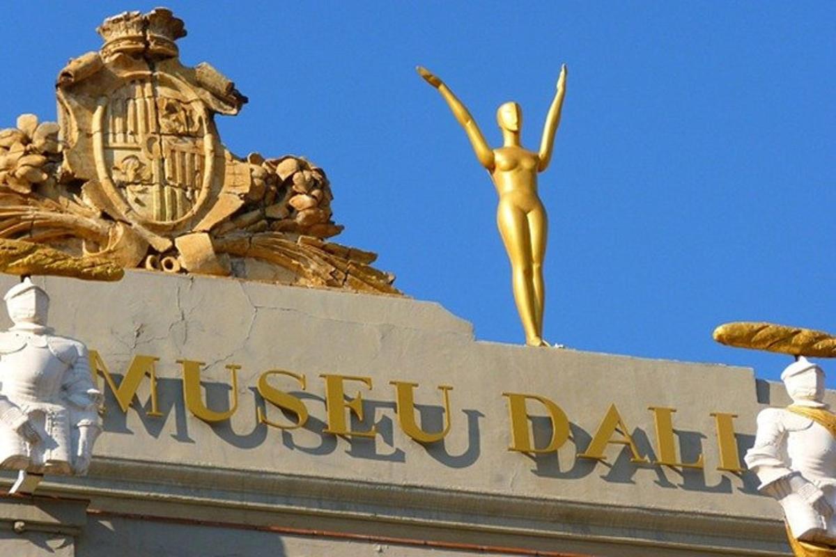 patung emas seorang wanita di atas gedung