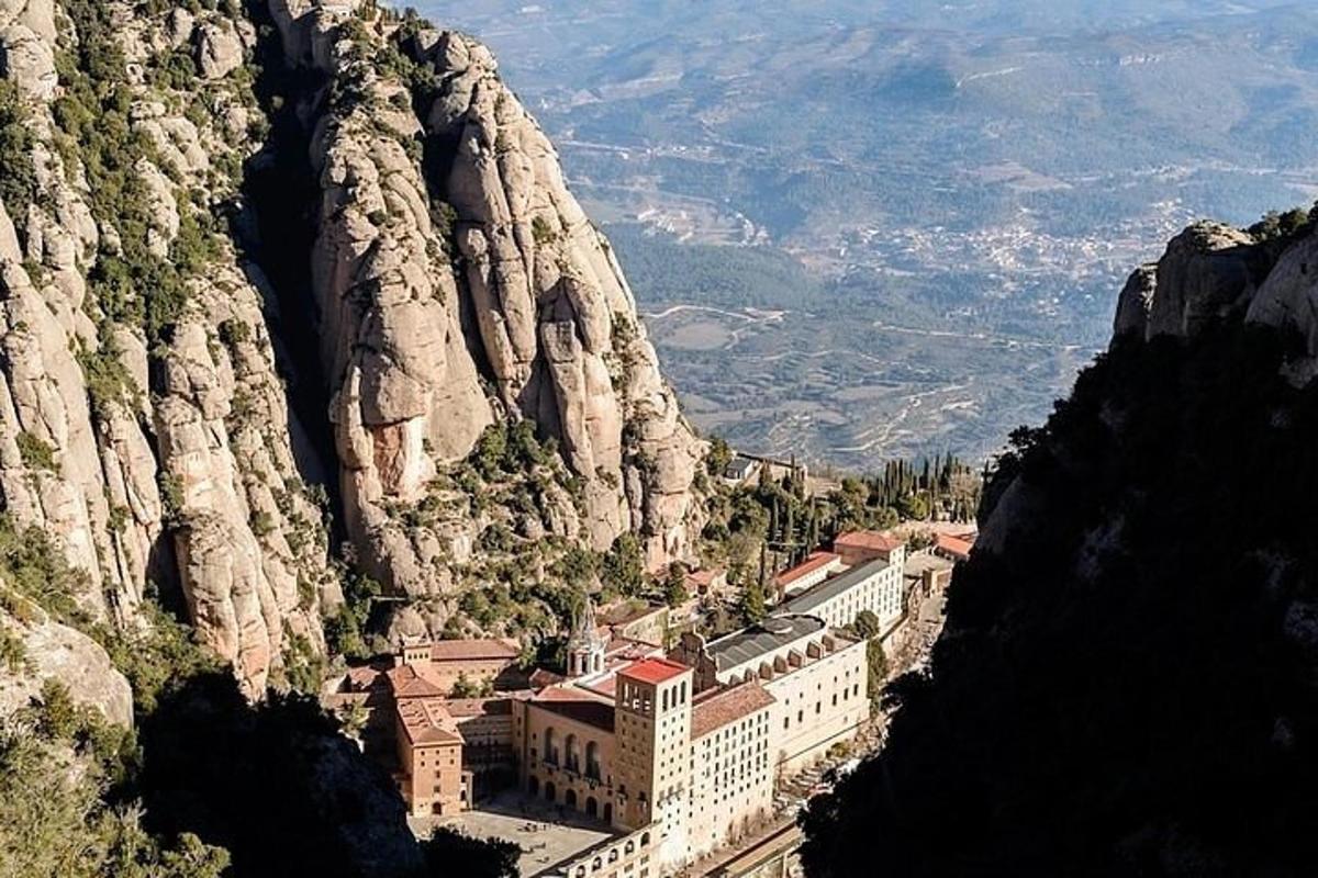 una vista di una montagna con un edificio su di essa