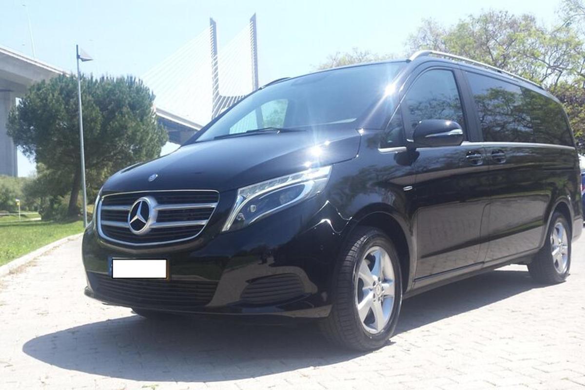 czarny van marki Mercedes-Benz zaparkowany na podjeździe