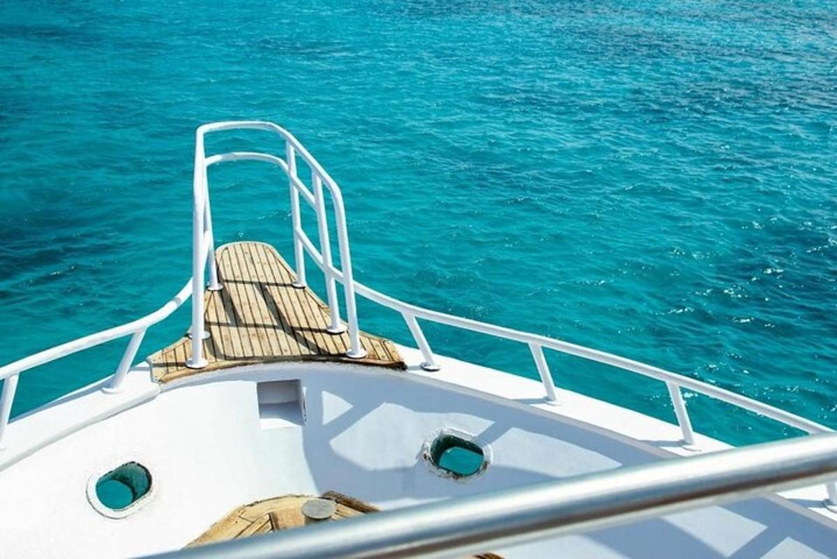 μια θέση στο πίσω μέρος μιας βάρκας στο νερό